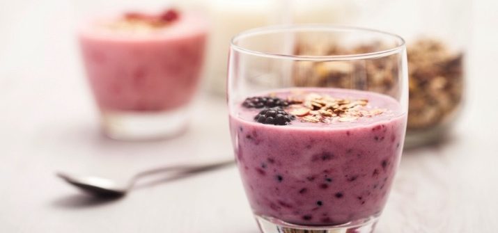 photo of a Mixed Berry and Oat Smoothie with Granola